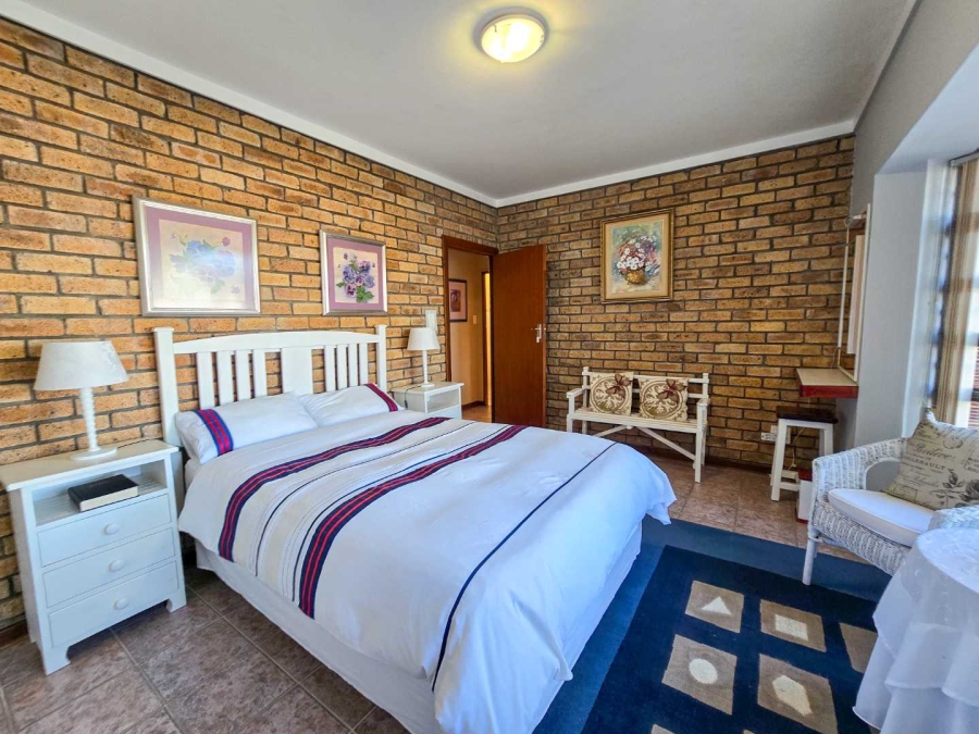 5 Bedroom Property for Sale in Stilbaai Wes Western Cape